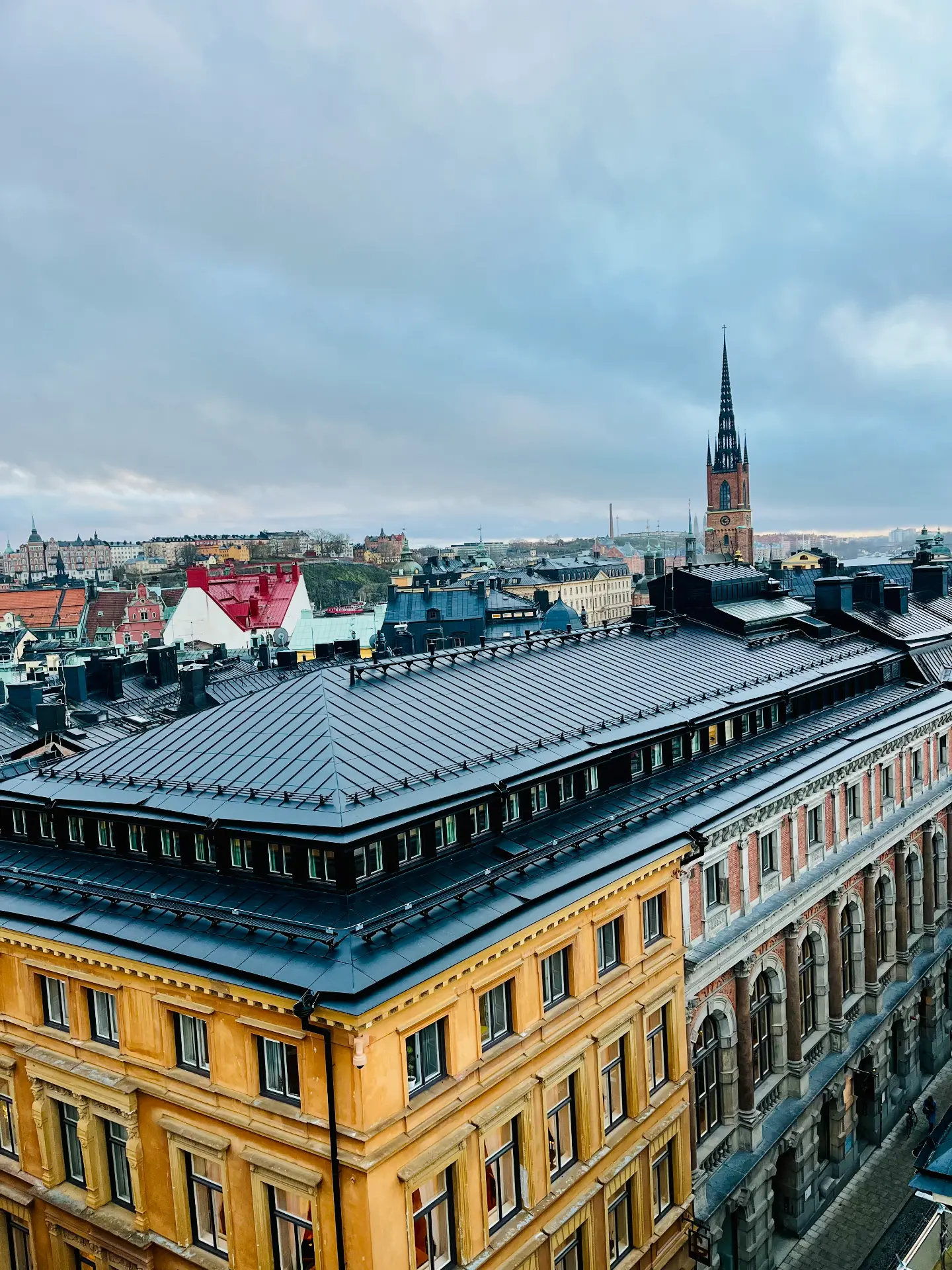 Plåttak och fasad på en klassisk fastighet i Stockholm